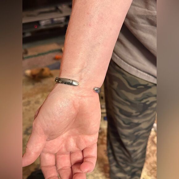 Ladies Elkon silver tone watch with spring bangle type band - Picture 11 of 11